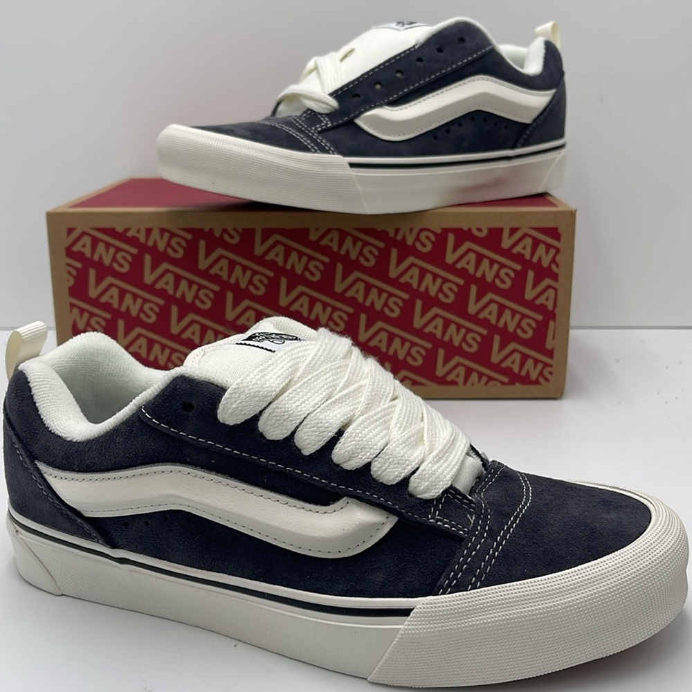 Vans WMNS Gray and White Sneakers Knu Skool
Pig Suede Gray
VN000CS0BGF - Picture 1 of 16